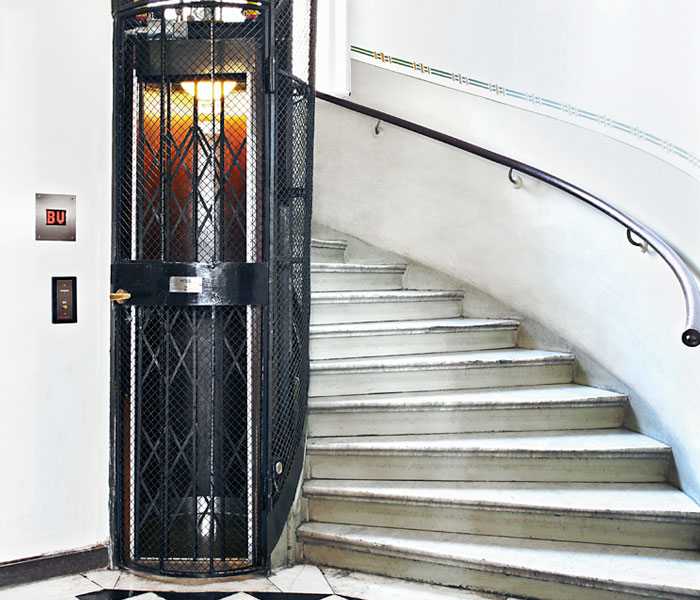 Äldre hiss som renoverats